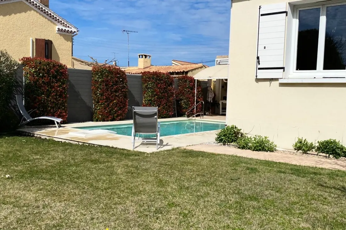 Családi Villa a kerttel és úszómedencével