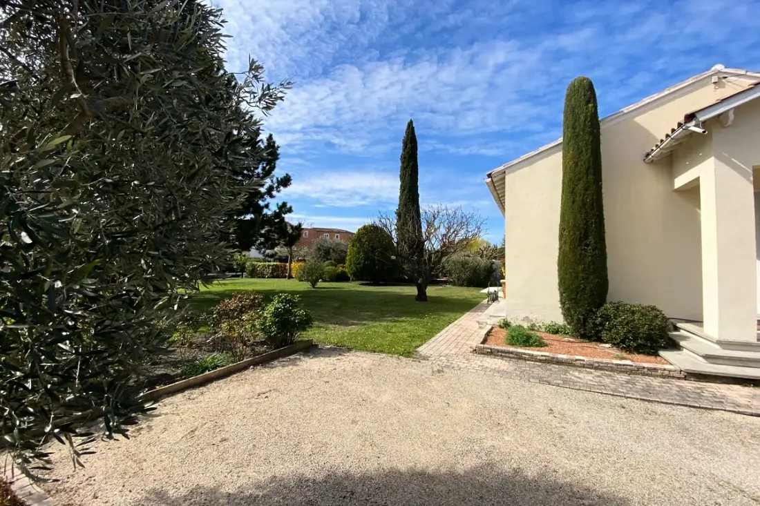Családi Villa a kerttel és úszómedencével