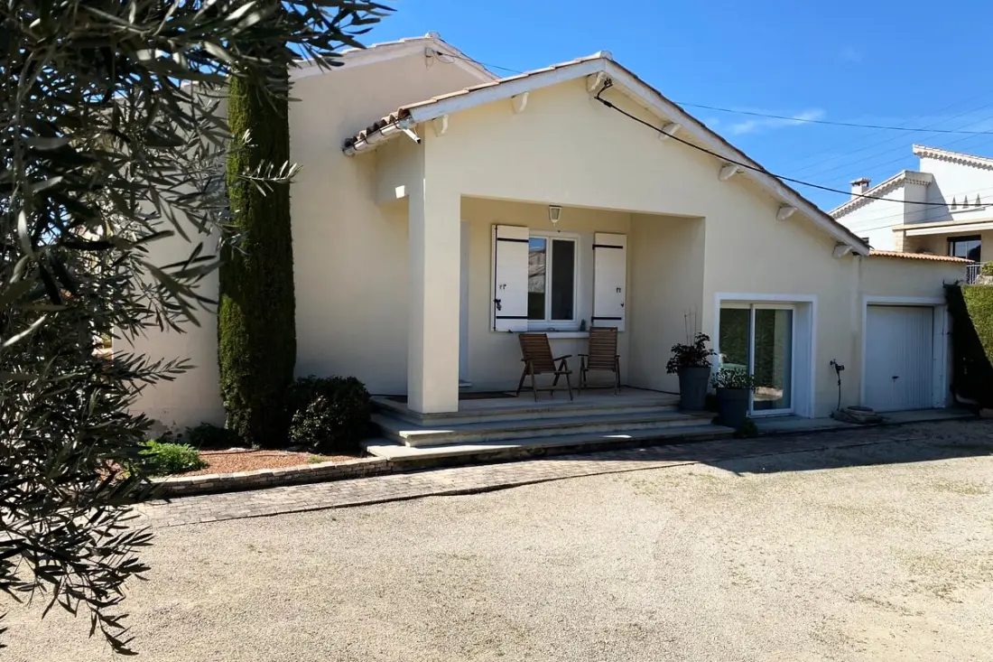 Családi Villa a kerttel és úszómedencével