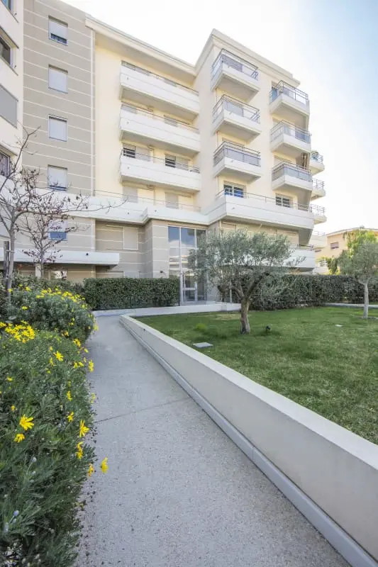 T2 lakóhely Juan Les Pins Centre úszómedencével és légkondicionálóval