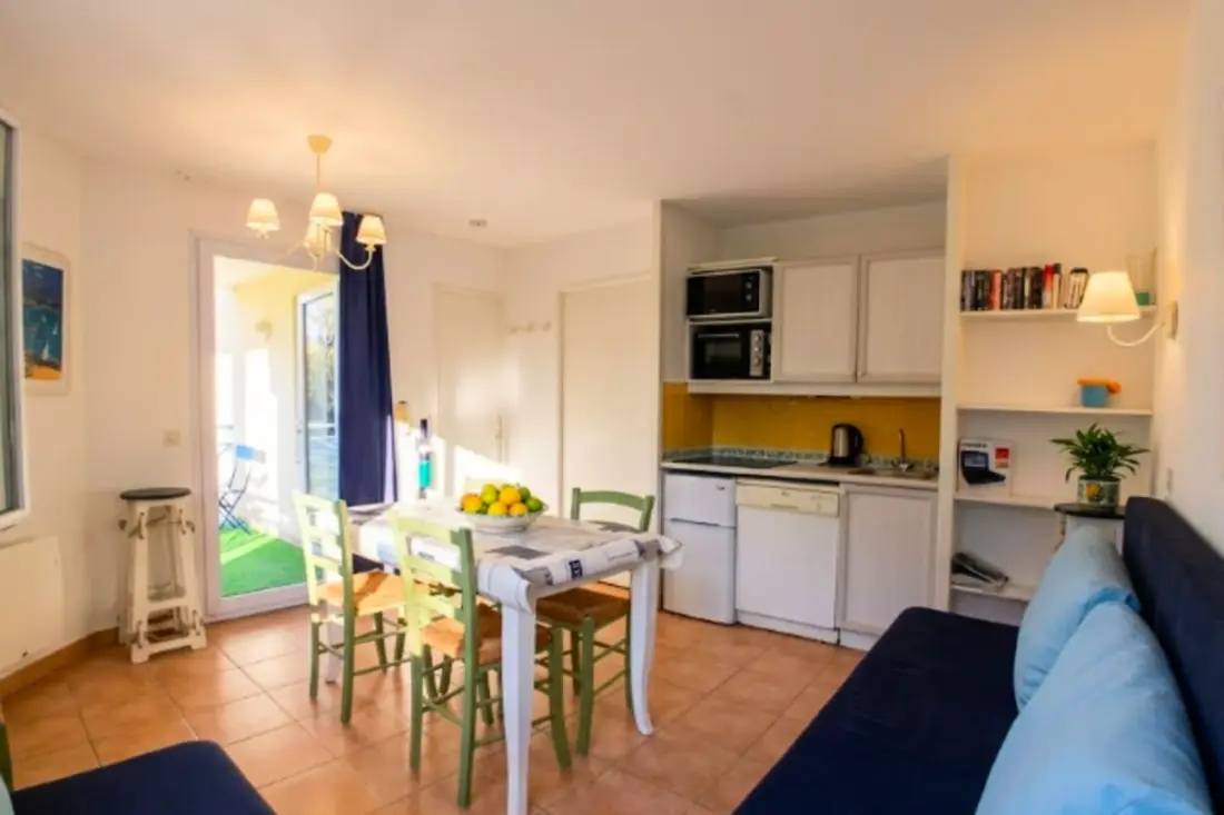 Apartman medencével és kert közelében