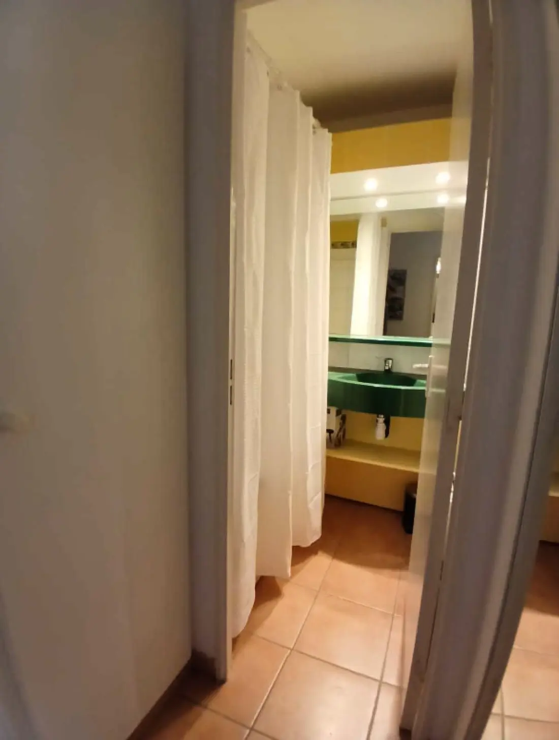 Apartman medencével és kert közelében