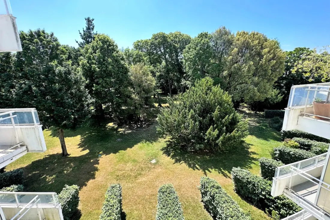 Szupercozy és elegáns a terasz és parkolás mellett