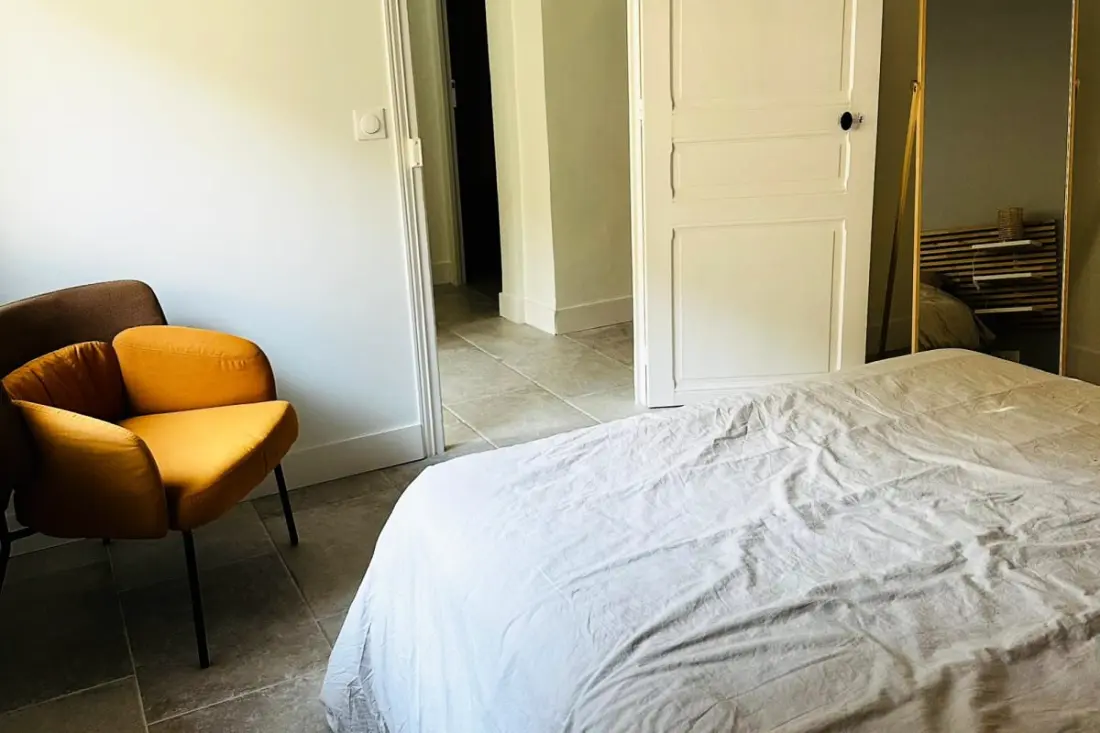 Cocoon tágas a kerttel a tenger közelében