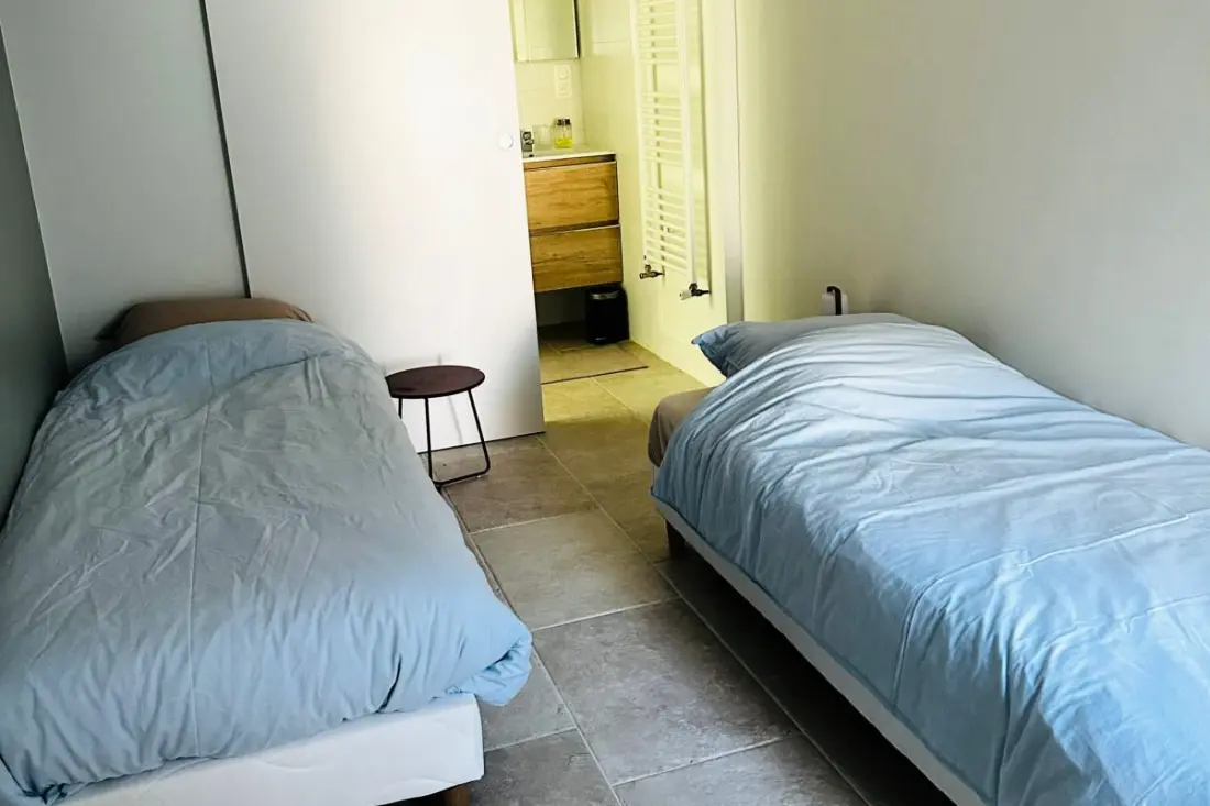 Cocoon tágas a kerttel a tenger közelében
