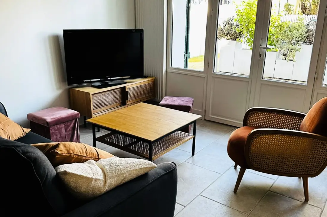 Cocoon tágas a kerttel a tenger közelében