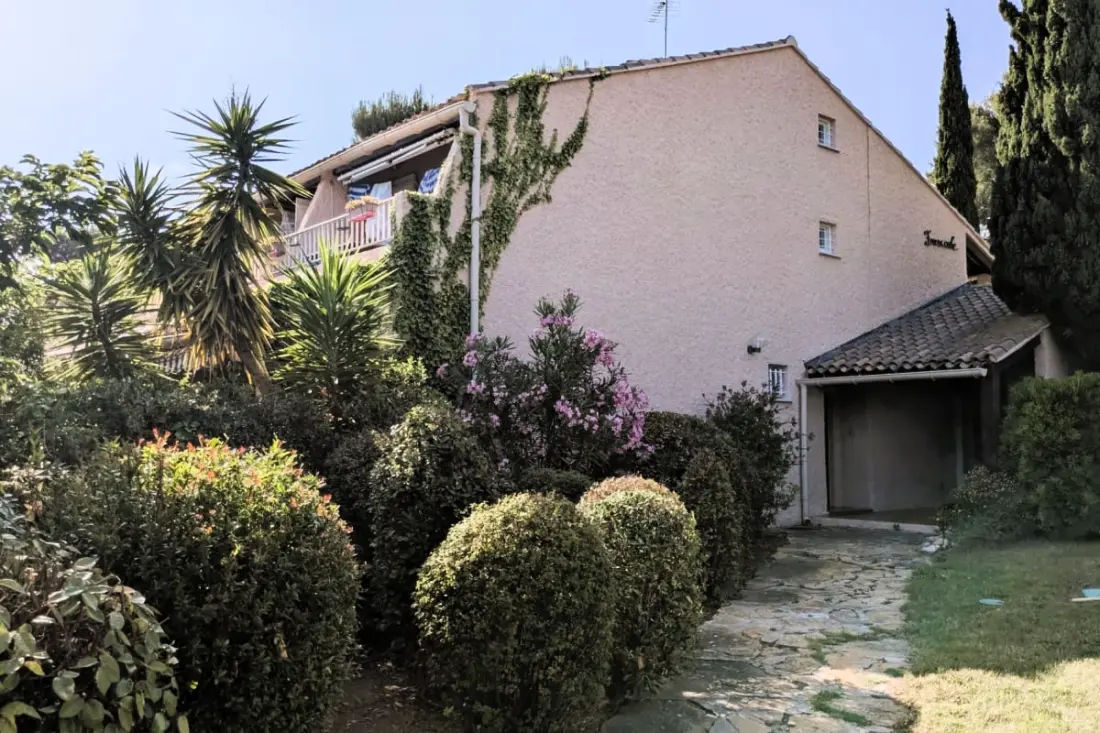 Apartment With Terrace Near De La Mer