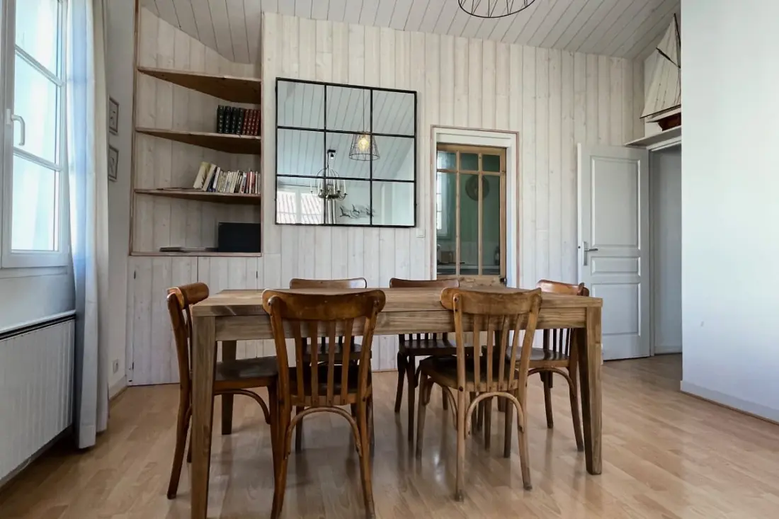 Sehr schönes Nest mit Terrasse im Dorf