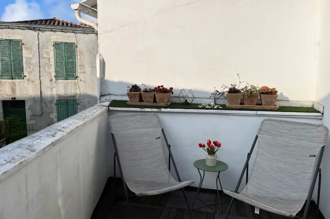 Sehr schönes Nest mit Terrasse im Dorf