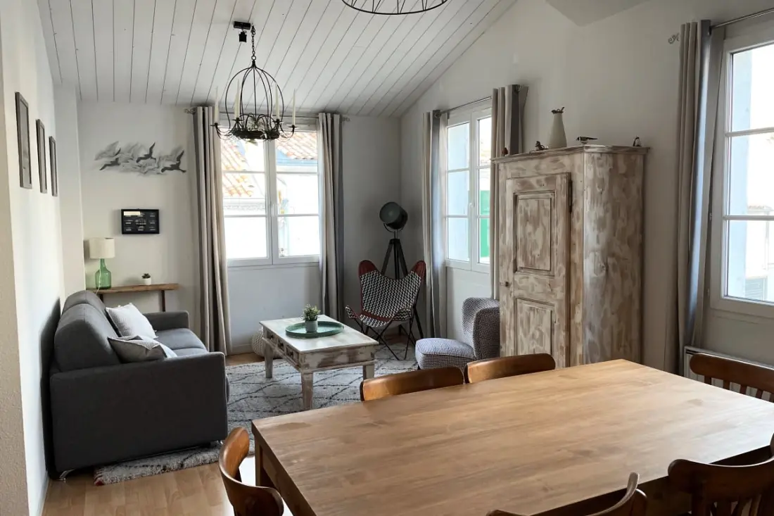 Sehr schönes Nest mit Terrasse im Dorf