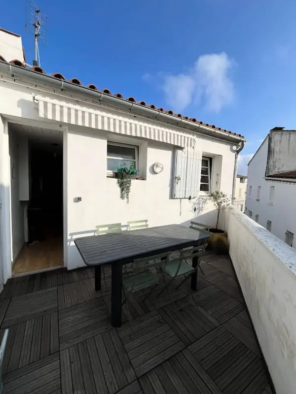 Sehr schönes Nest mit Terrasse im Dorf