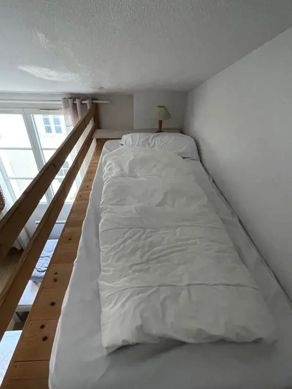 Sehr schönes Nest mit Terrasse im Dorf
