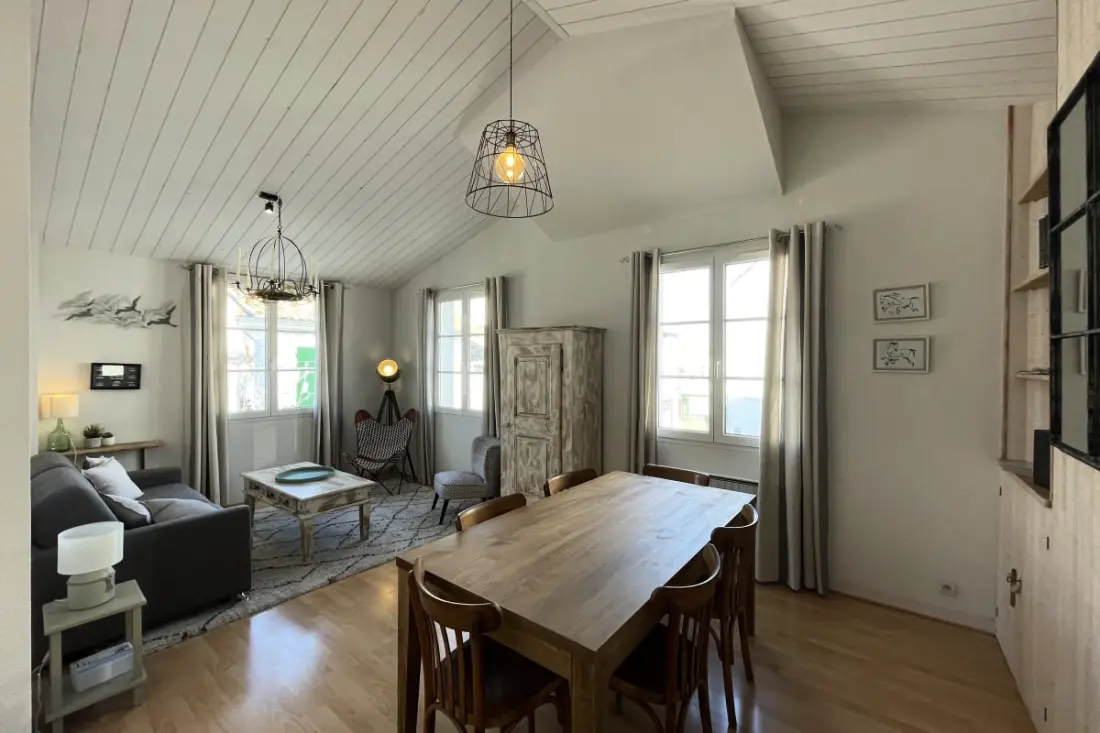 Sehr schönes Nest mit Terrasse im Dorf
