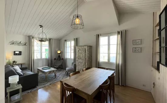 Très Lumineux Nid Avec Terrasse Dans Le Village