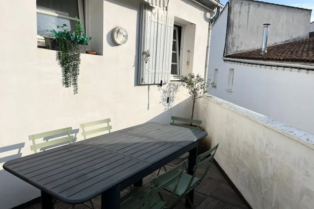 Sehr schönes Nest mit Terrasse im Dorf