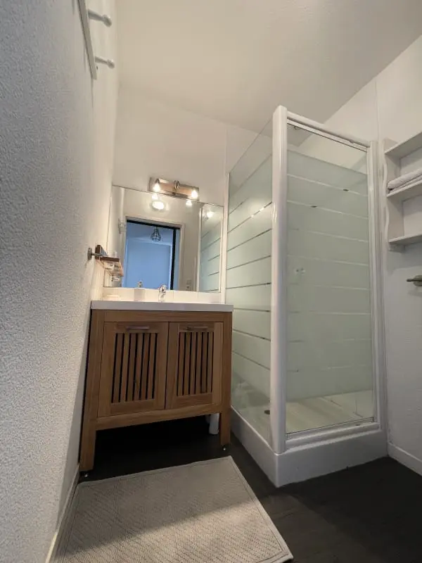 Sehr schönes Nest mit Terrasse im Dorf