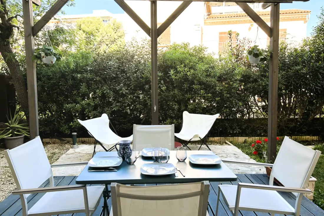Apartment with Garden in La Garde