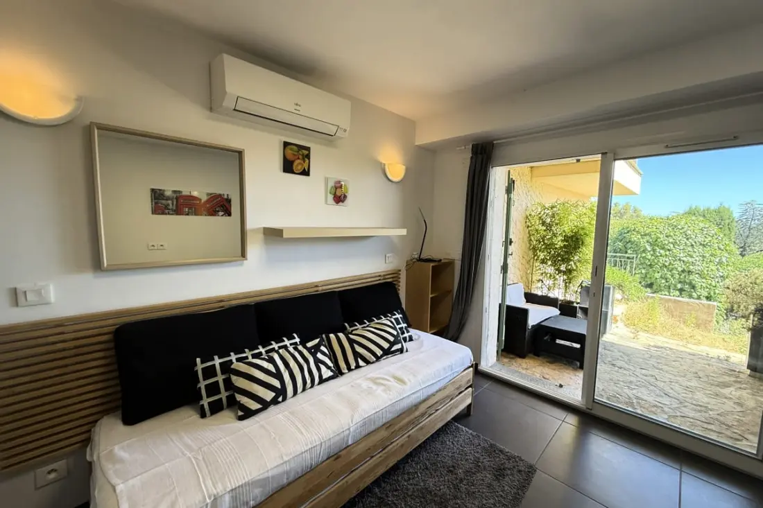 Studio Air-Conditioned With Terrace Calm - La Garde