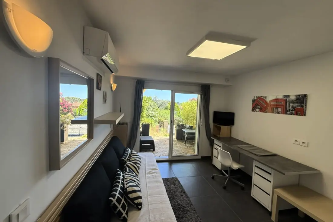 Studio Air-Conditioned With Terrace Calm - La Garde
