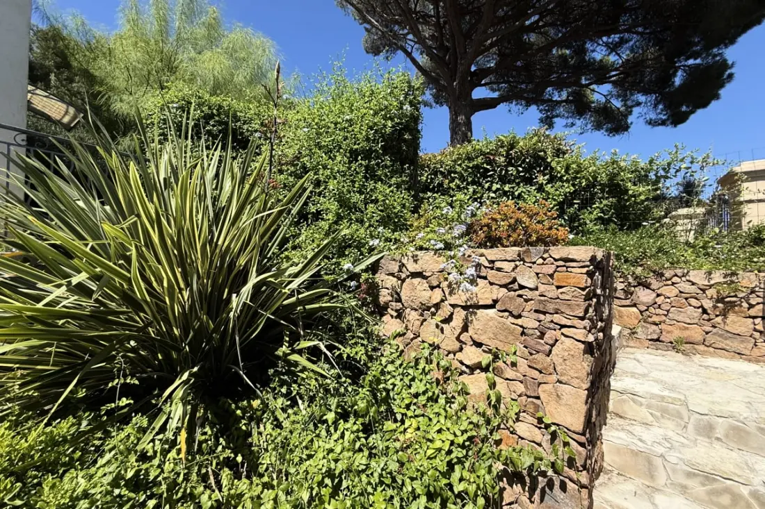 Studio Air-Conditioned With Terrace Calm - La Garde