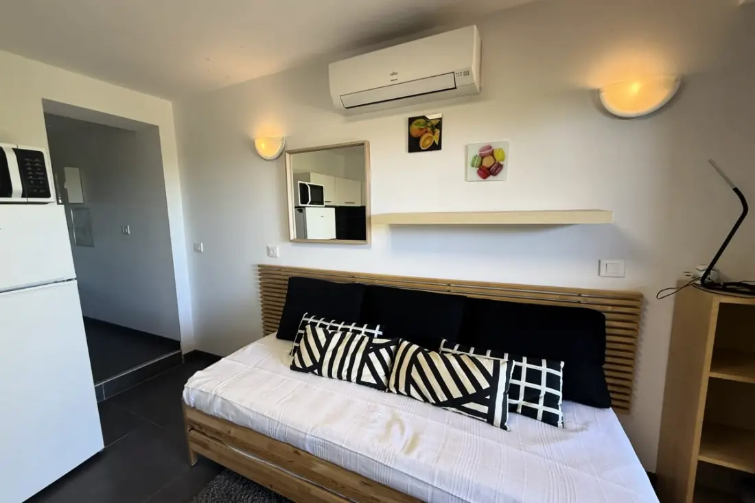 Studio Air-Conditioned With Terrace Calm - La Garde