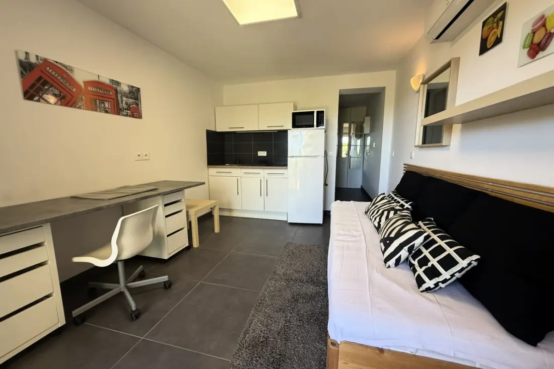 Studio Air-Conditioned With Terrace Calm - La Garde