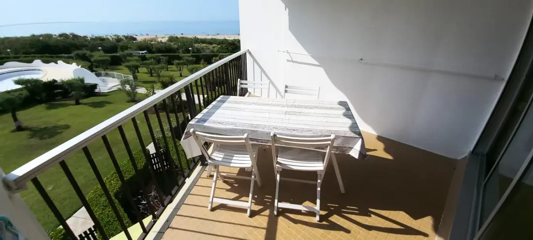 Fény 26 m2 medencével és tengeri kilátással