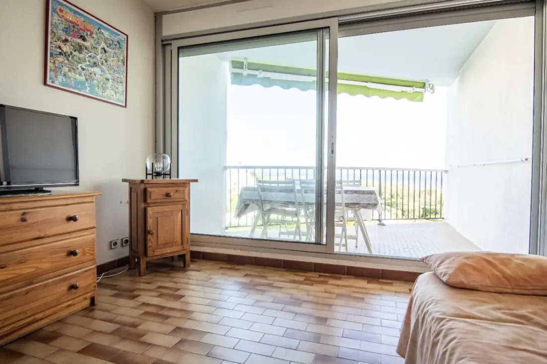 Fény 26 m2 medencével és tengeri kilátással
