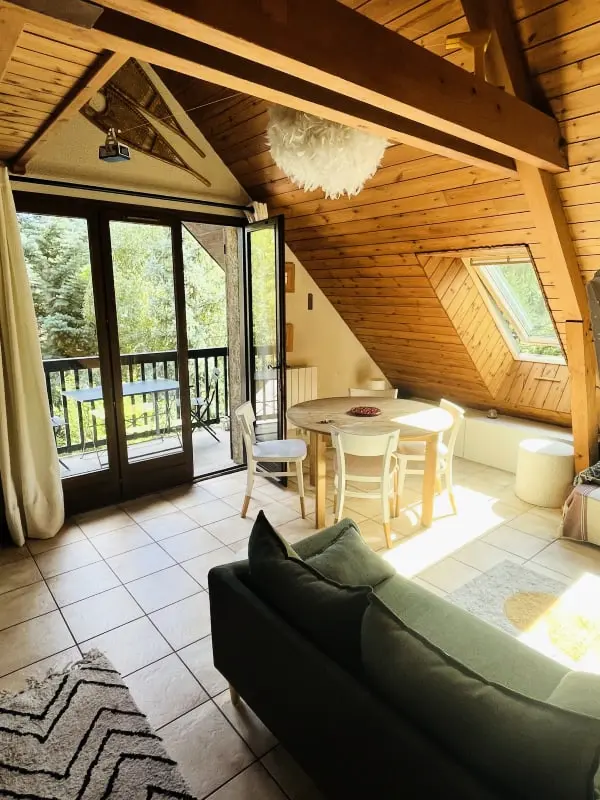 Skinest mit großem Balkon