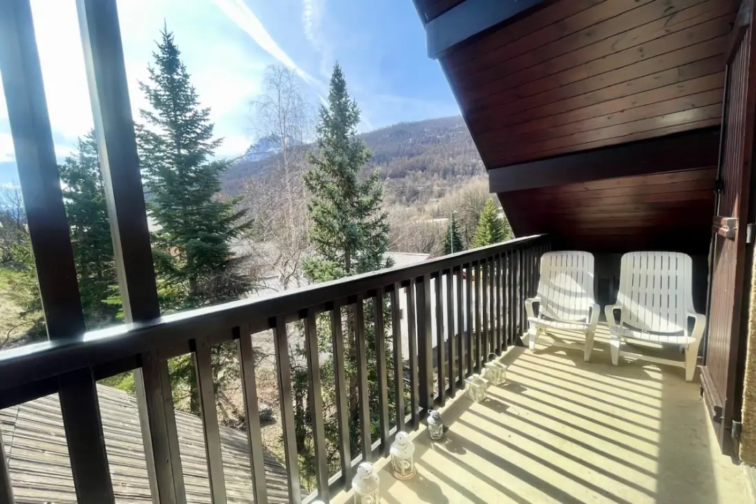 Skinest mit großem Balkon