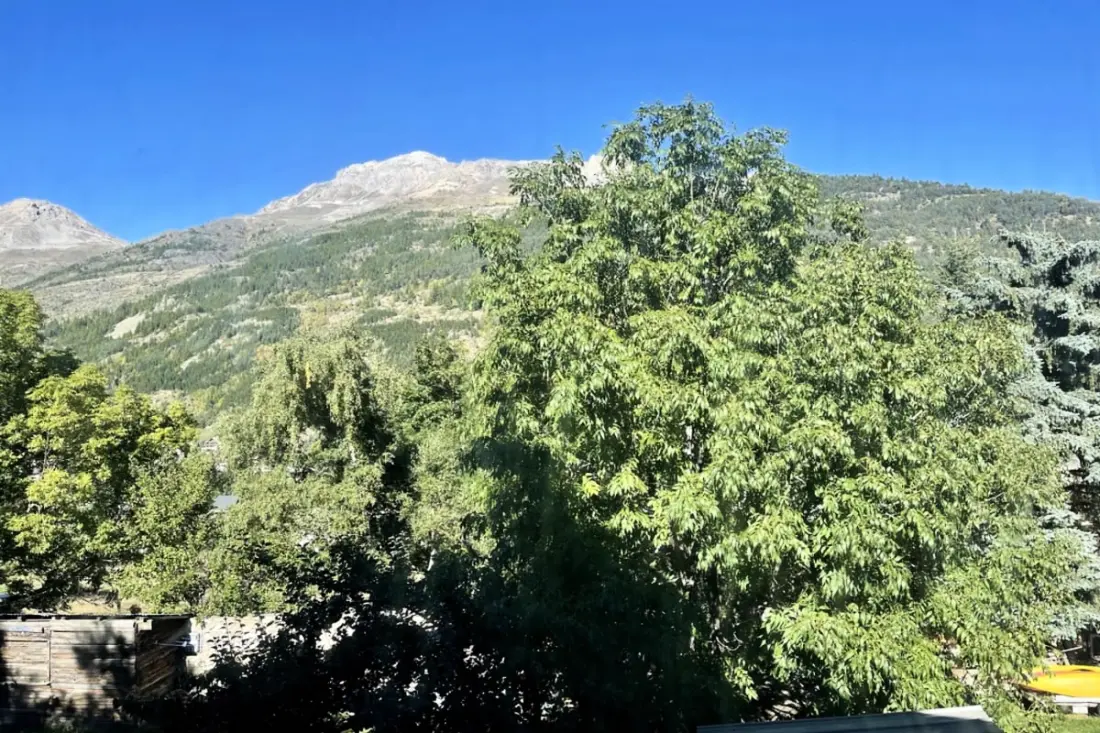 Rustikales Haus mit Bergblick