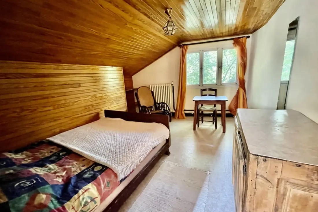 Rustikales Haus mit Bergblick