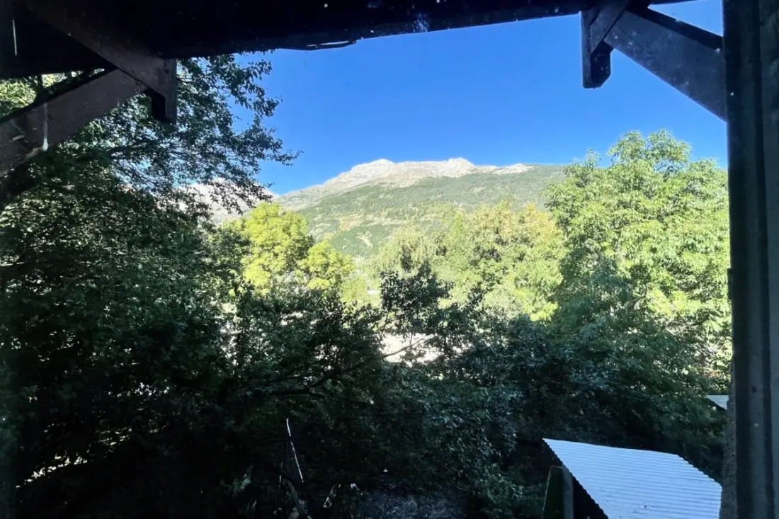 Rustikales Haus mit Bergblick
