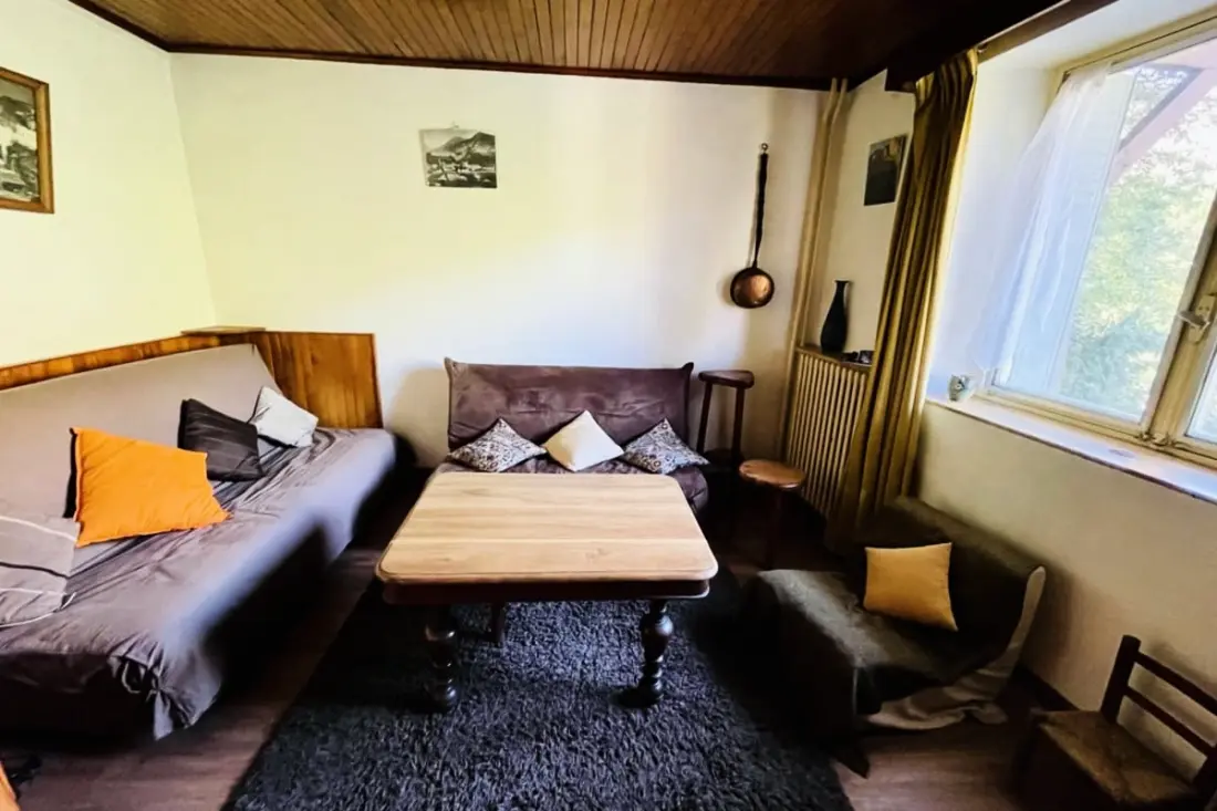 Rustikales Haus mit Bergblick