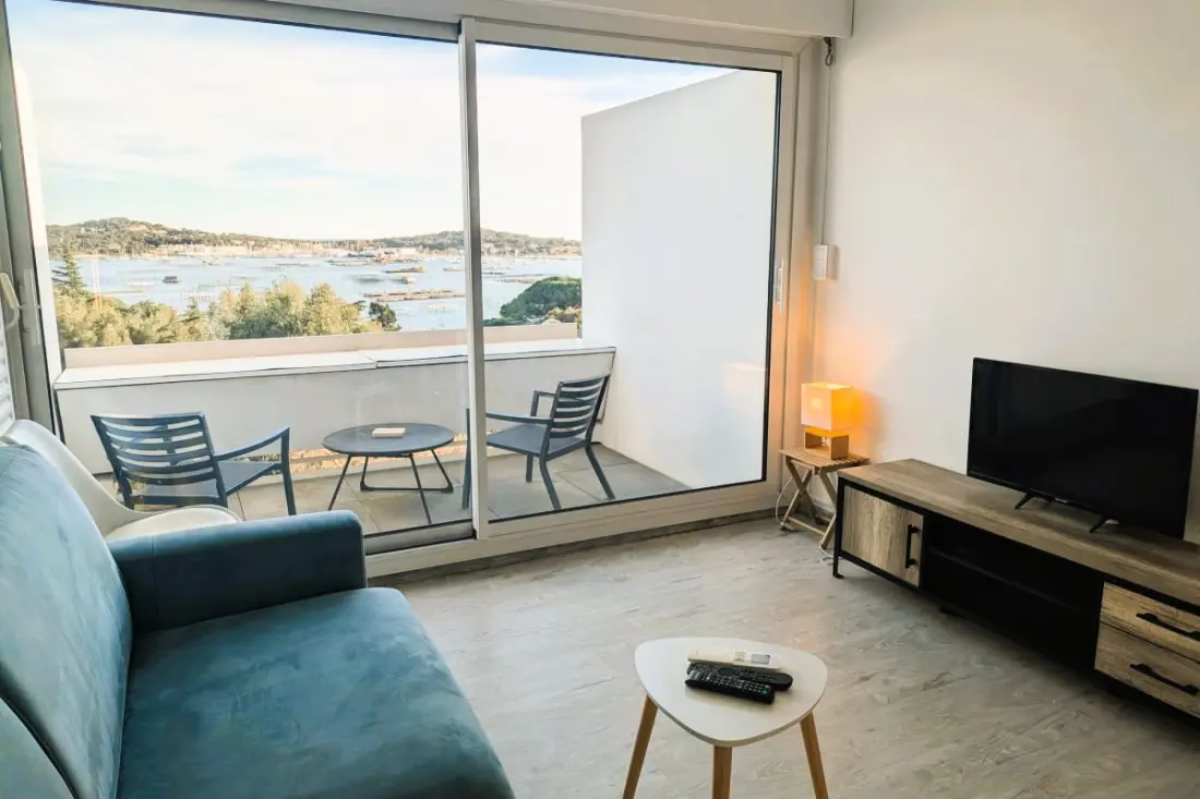 Standing Studio with Sea View and Swimming Pool