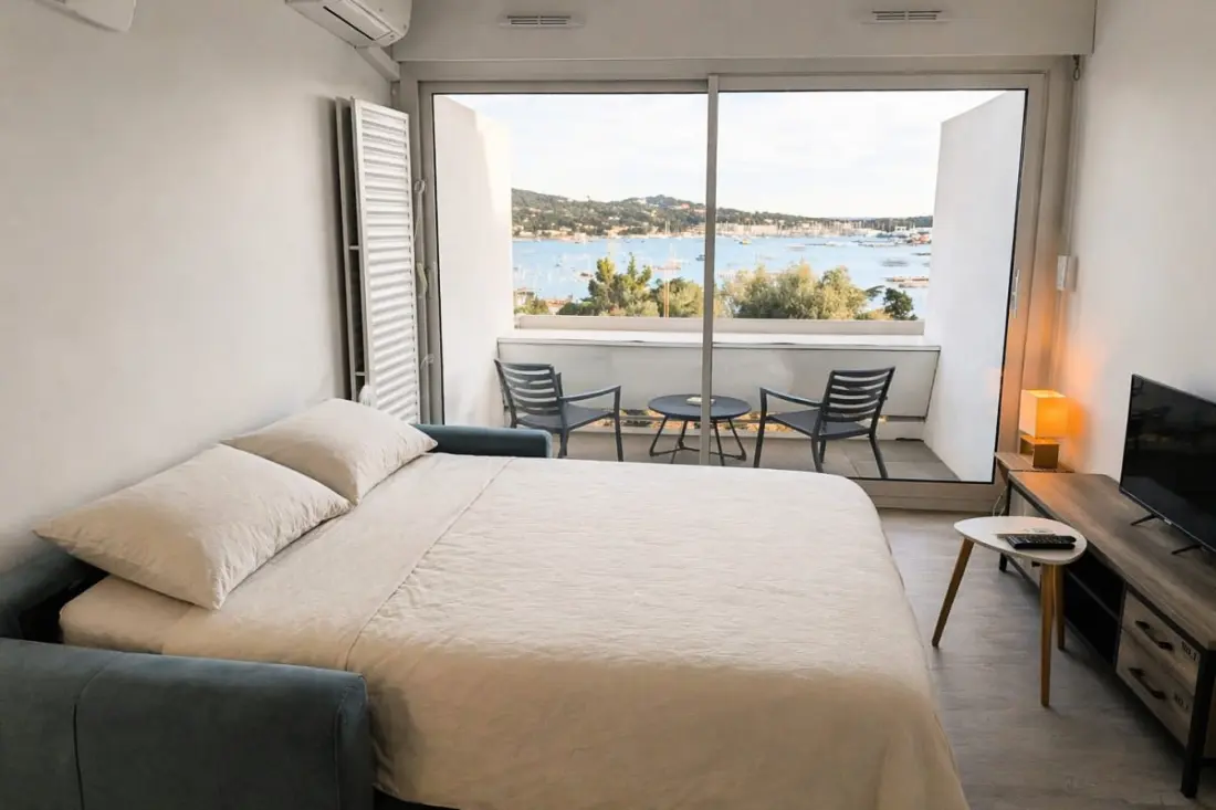 Standing Studio with Sea View and Swimming Pool