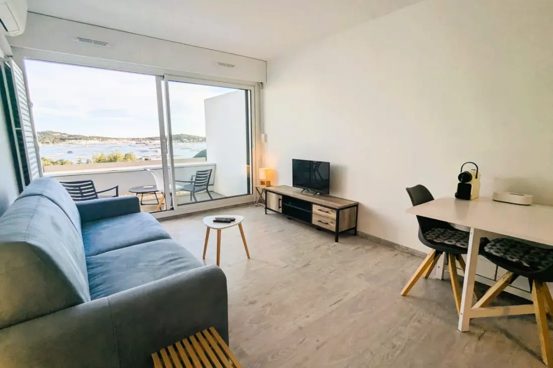 Standing Studio with Sea View and Swimming Pool
