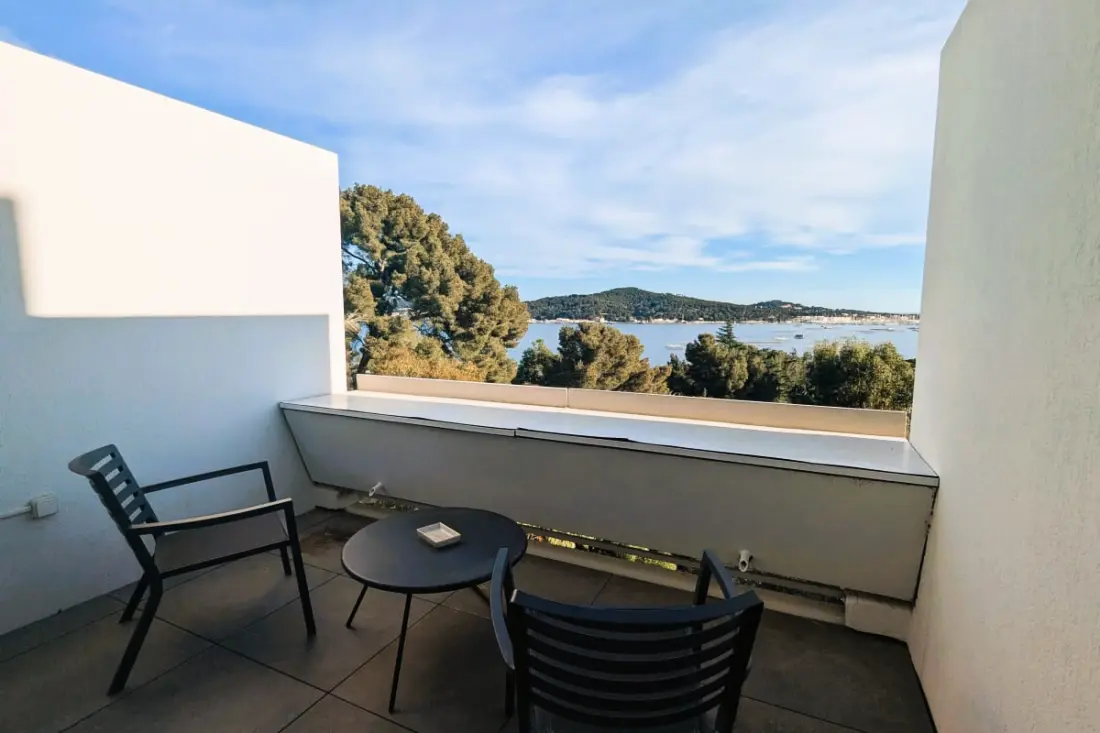 Standing Studio with Sea View and Swimming Pool
