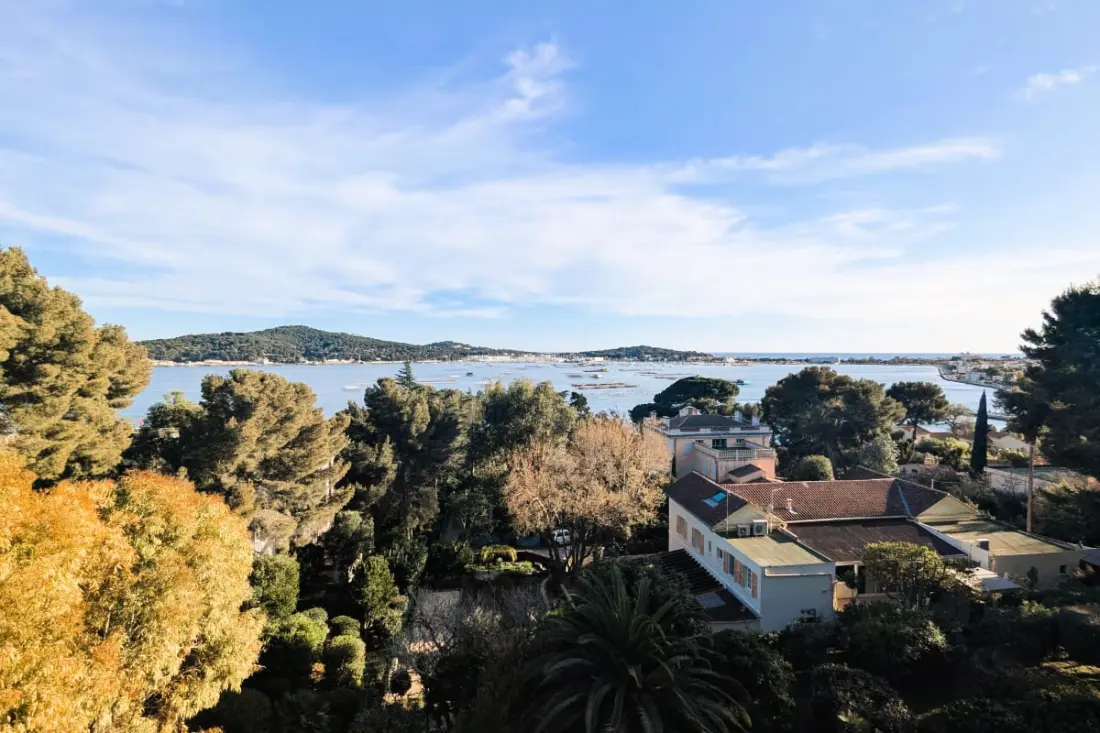 Standing Studio with Sea View and Swimming Pool