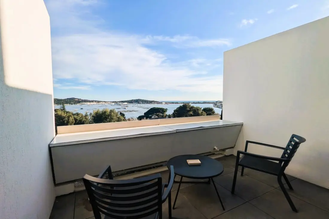 Standing Studio with Sea View and Swimming Pool