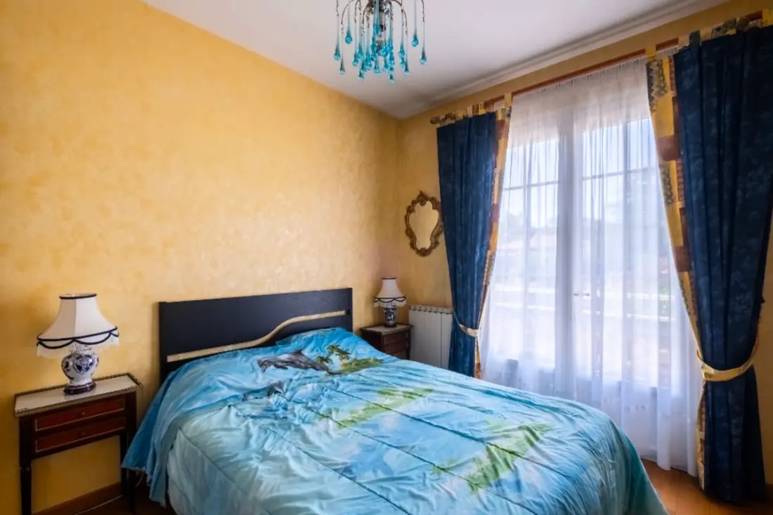 Nagy ház a medence közelében