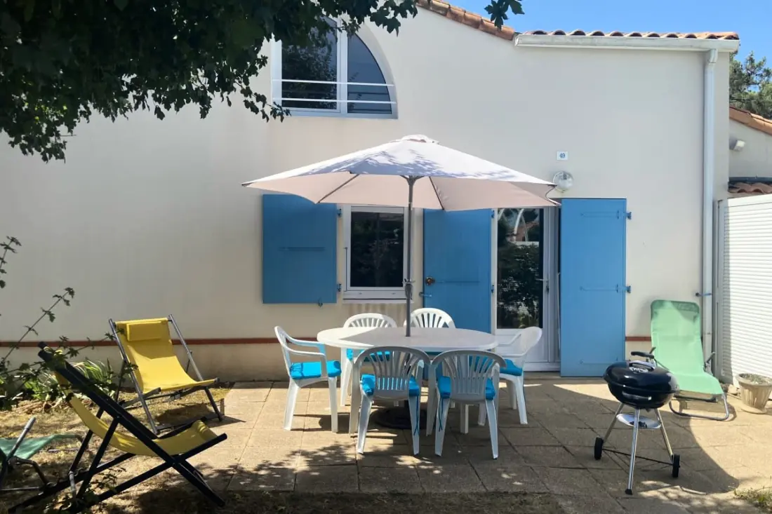 Gerenoveerd huis 2 stappen van het strand