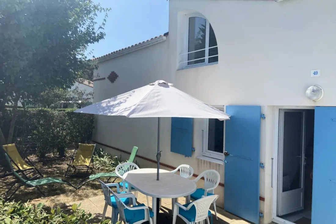 Gerenoveerd huis 2 stappen van het strand