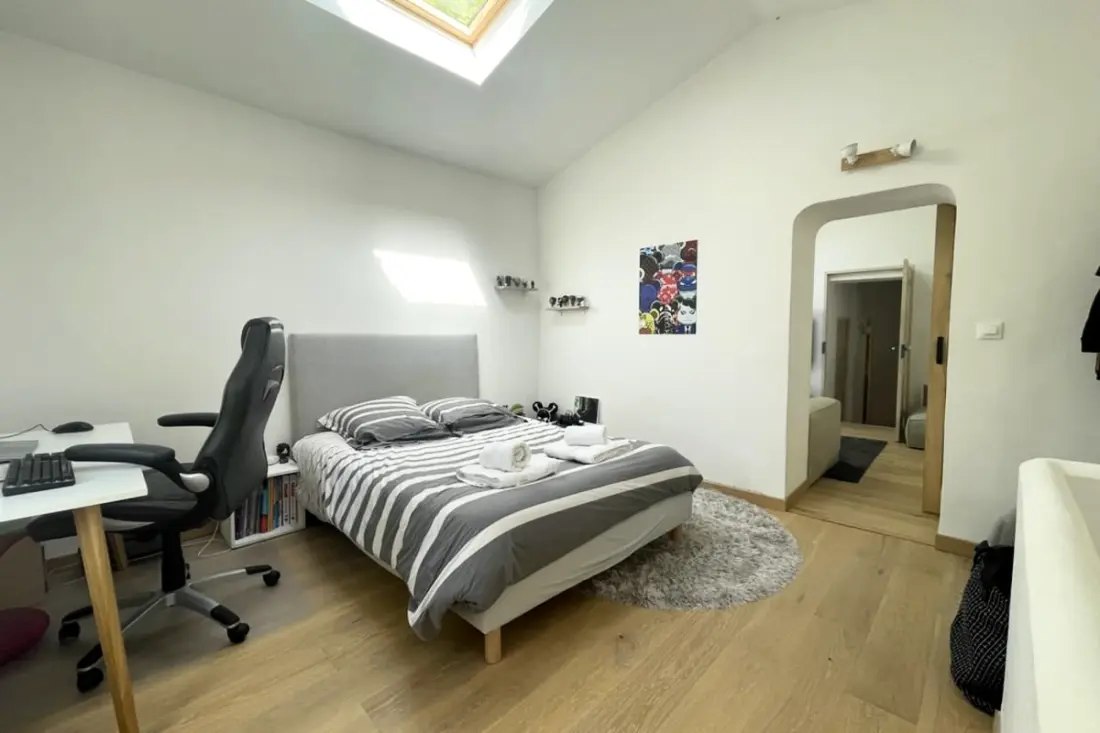 Bájos Mas Vidéken, Lambesc Közelében, Nagy Kert, Uszoda.