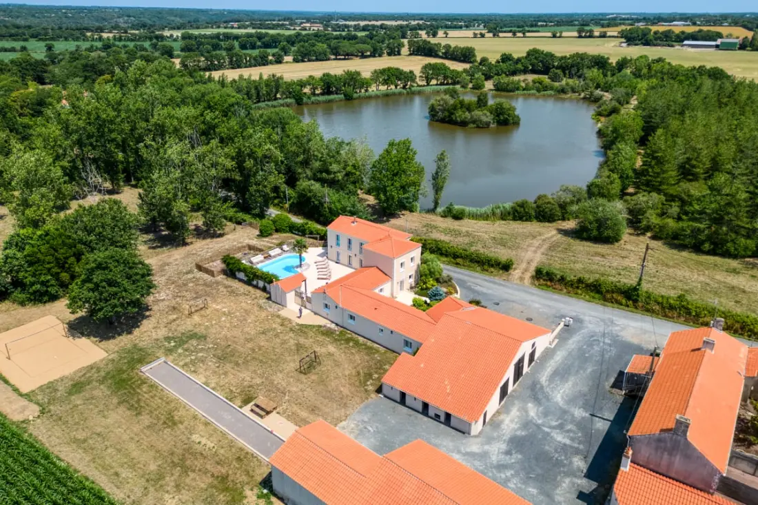 Villa Les Hauts Du Lac: 15 Pers, Úszómedence, Spa, Petanque & Lake