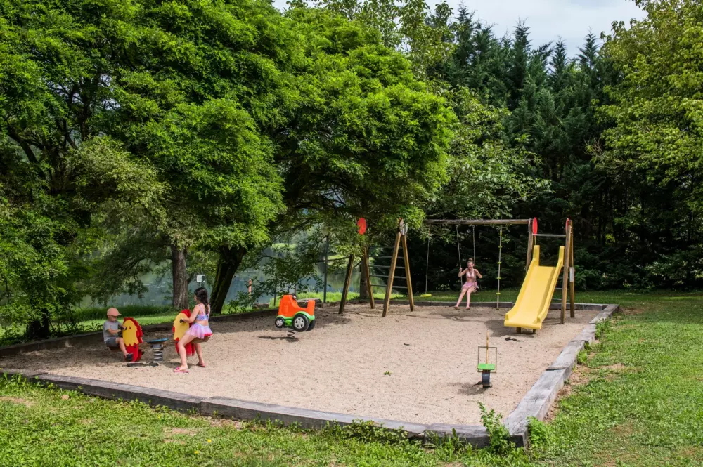 Camping maeva Escapades Le Lac de Laval-de-Cère 3 Sterne★★★