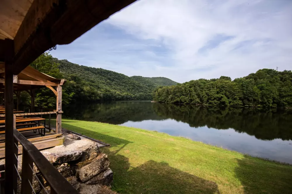 Camping maeva Escapades Le Lac de Laval-de-Cère 3 Sterne★★★