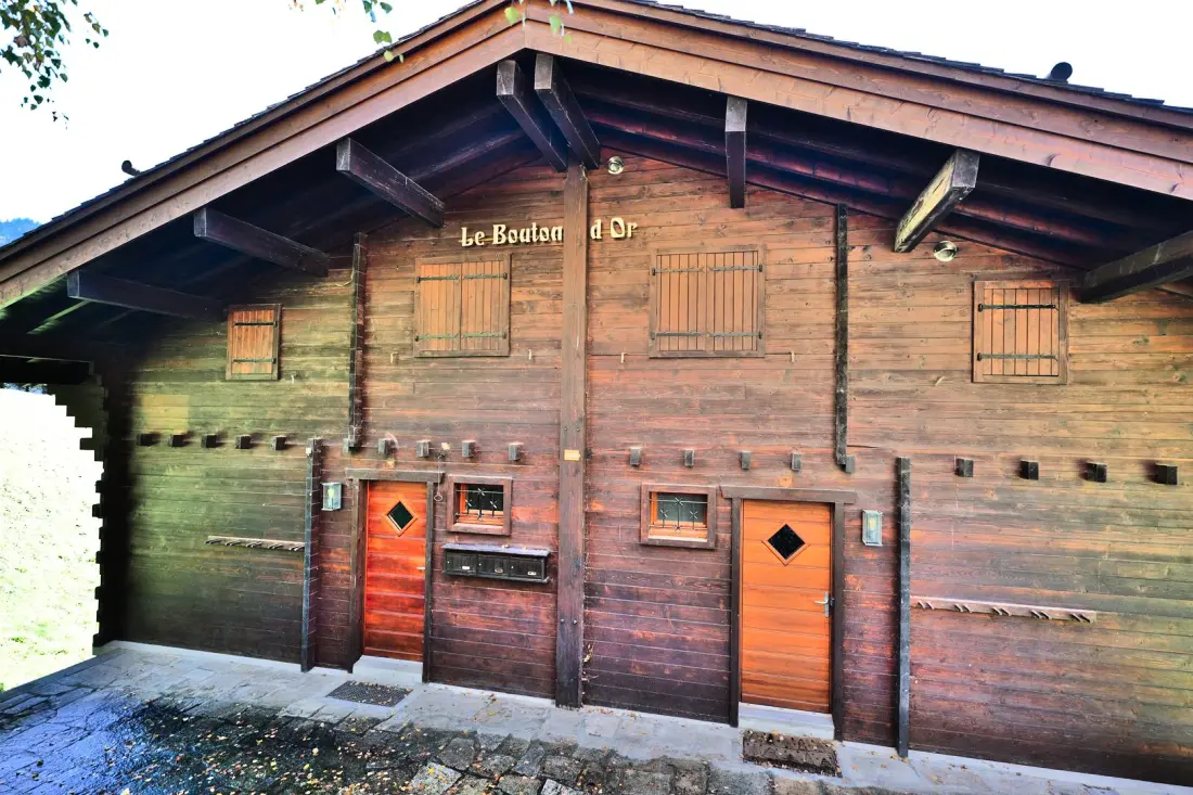 Button Residence Gold