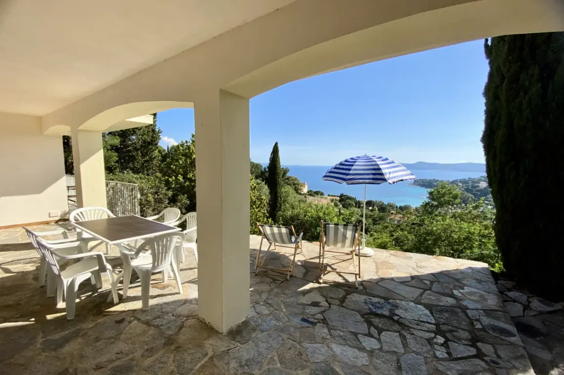 T2 Selvlysende Residence med terrasse og havudsigt – Lavandou, Aiguebelle