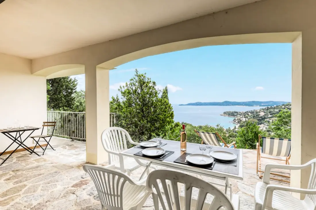 T2 Selvlysende Residence med terrasse og havudsigt – Lavandou, Aiguebelle